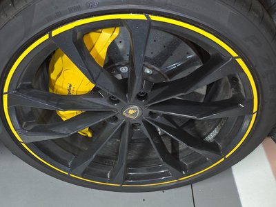 LAMBORGHINI URUS - 3