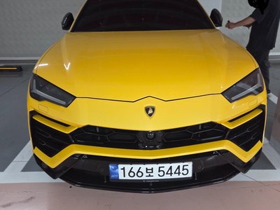 LAMBORGHINI URUS - 1