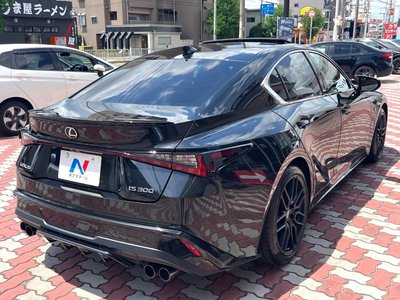 2021 Lexus IS — миниатюра 17
