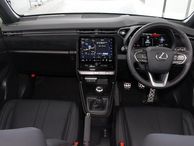 2025 Lexus LBX — миниатюра 18