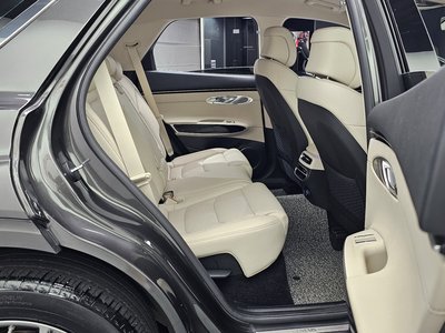 2023 Genesis GV70 thumbnail 18