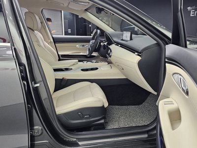 2023 Genesis GV70 thumbnail 17