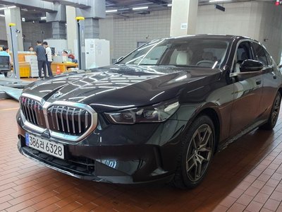 2026 BMW 5 SERIES — фото 1