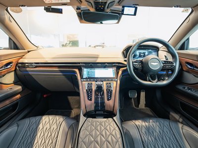 2024 Aston Martin DB12 照片 2