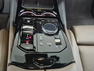 2025 BMW 5 SERIES — фото 9