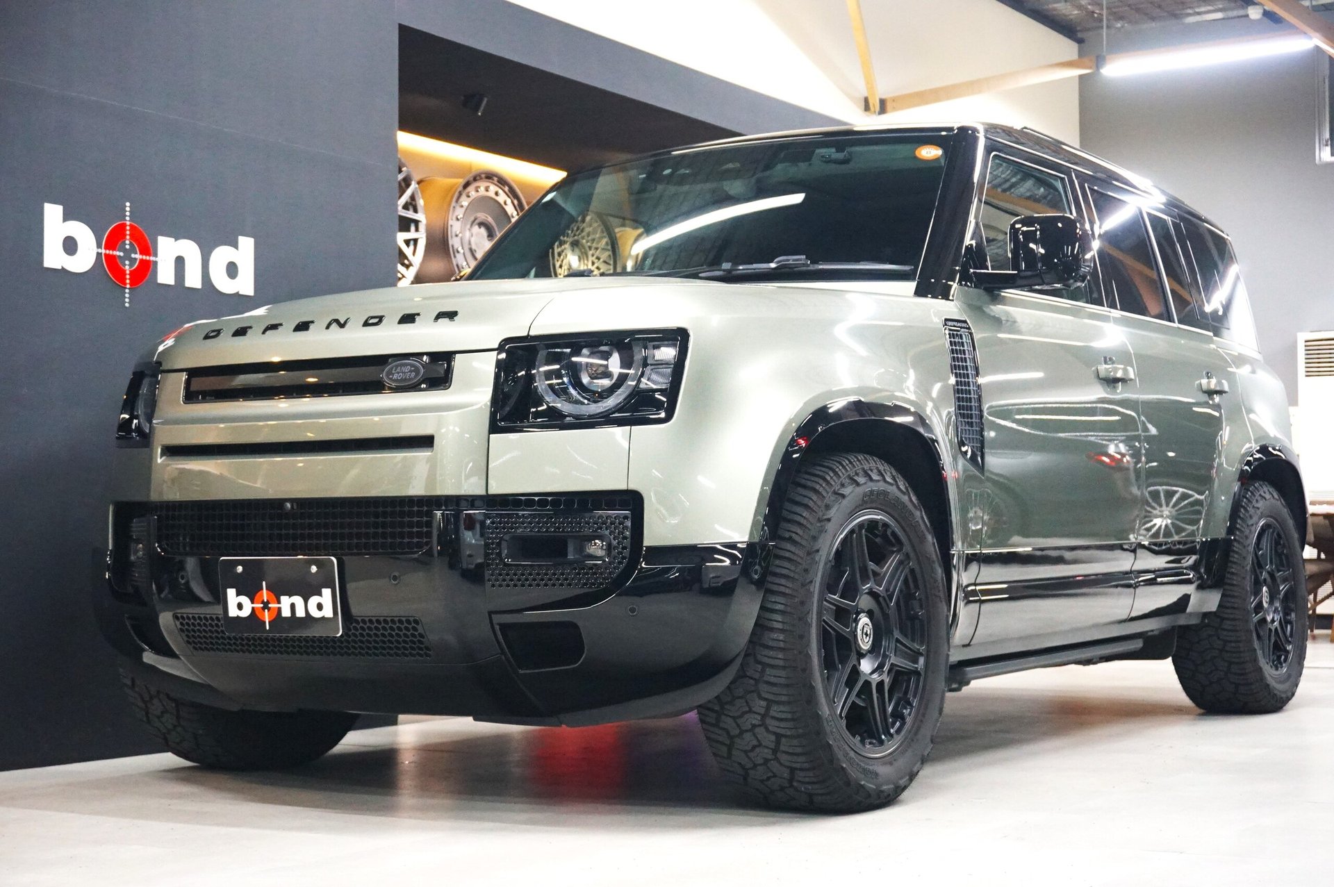 LAND ROVER DEFENDER - View 1