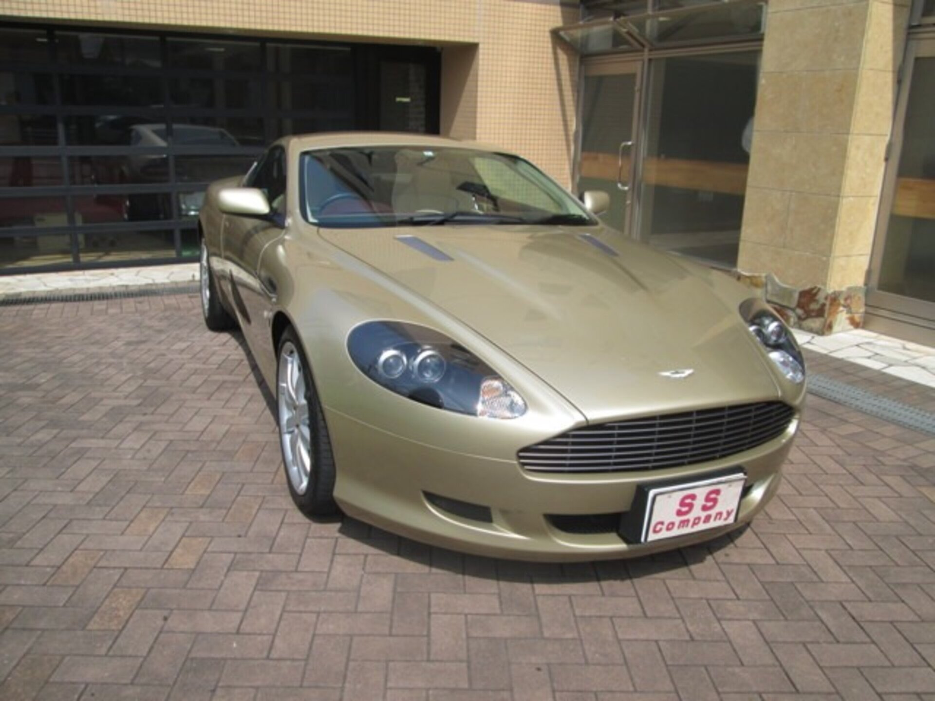 ASTON MARTIN DB9 - View 1