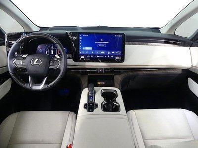 2024 Lexus LM photo 7
