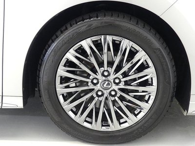 2024 Lexus LM photo 3