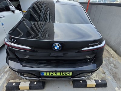2025 BMW 7 SERIES photo 3