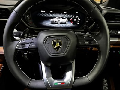 LAMBORGHINI URUS - 4