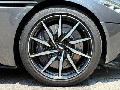 ASTON MARTIN DB11 - 9
