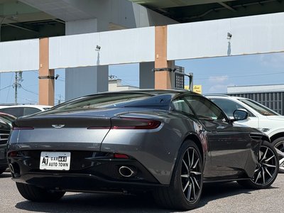 ASTON MARTIN DB11 - 4