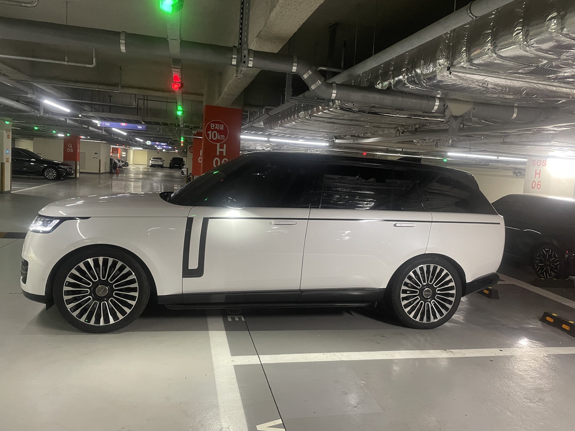 LAND ROVER RANGE ROVER - View 1