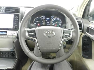 TOYOTA LAND CRUISER PRADO - 8
