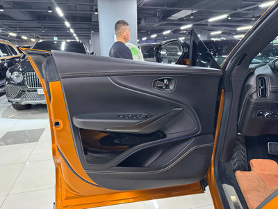 ASTON MARTIN DBX - 4