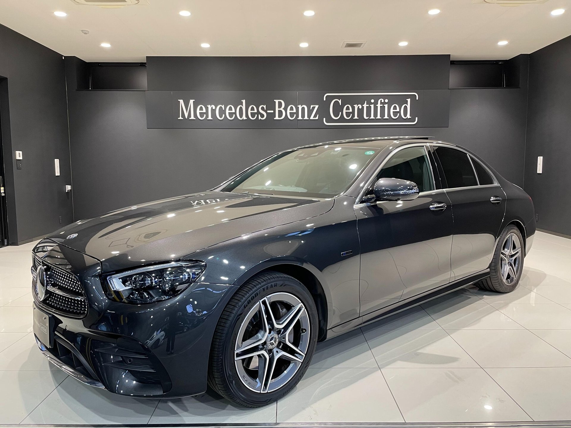 MERCEDES-BENZ E-CLASS - View 1