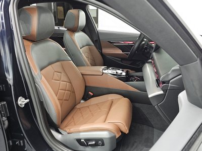 2025 BMW 5 SERIES 缩略图 12
