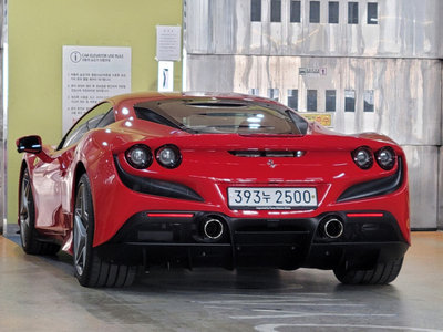 FERRARI F8 - 6