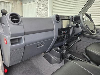 صورة مصغرة 30 لـ 2015 Toyota LAND CRUISER 70