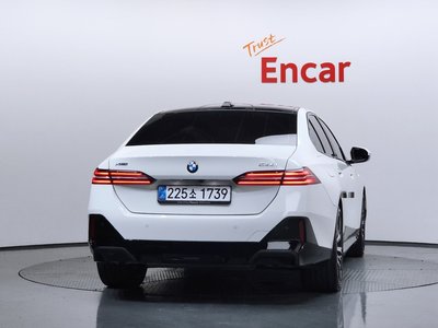 2025 BMW 5 SERIES photo 3