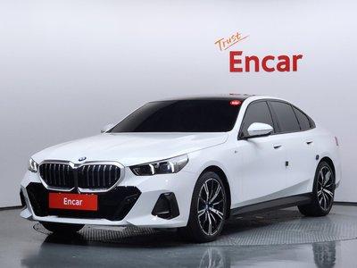 2025 BMW 5 SERIES photo 1