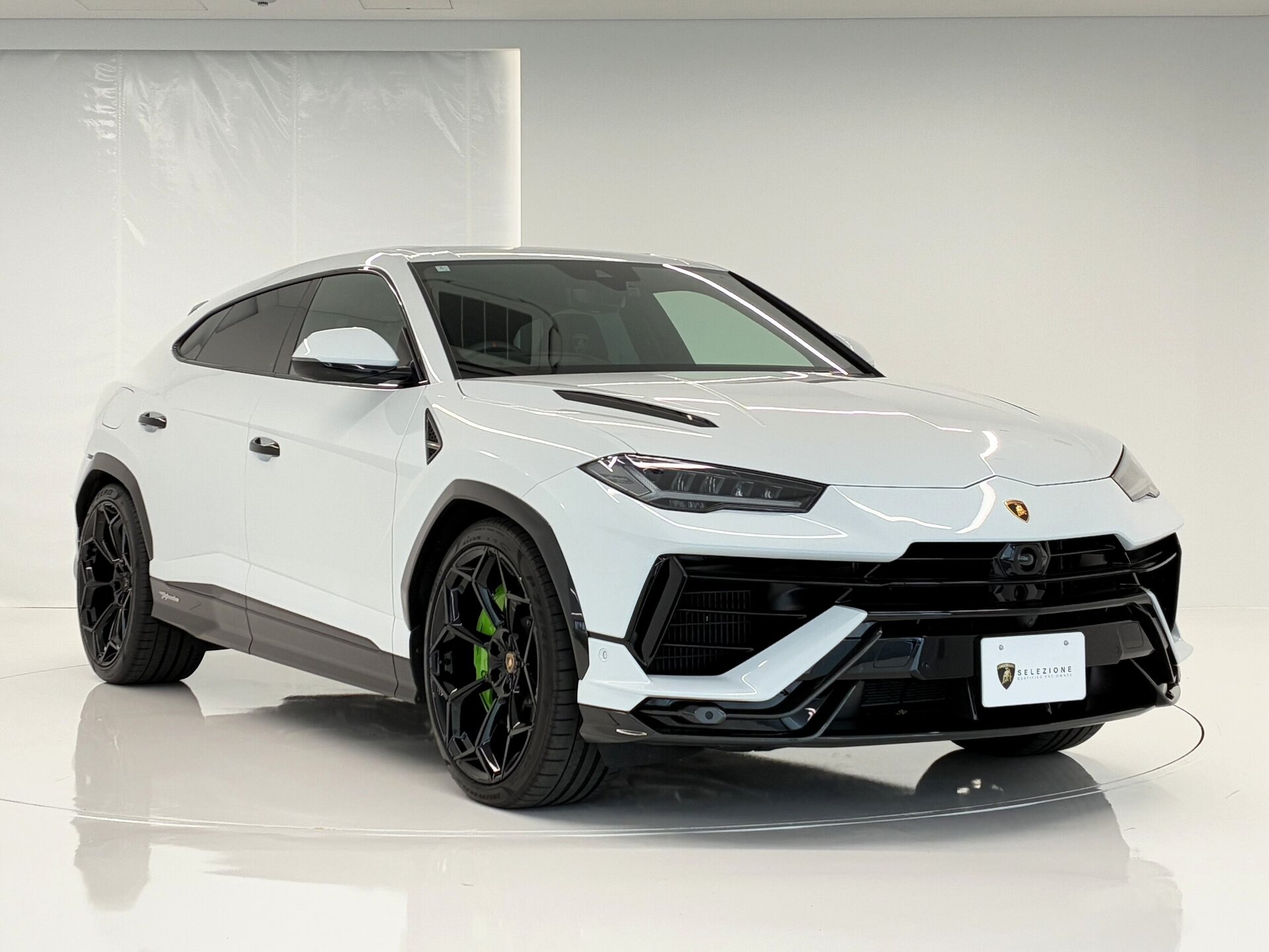 LAMBORGHINI URUS - View 1