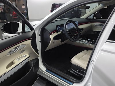 2025 Genesis GV70 — миниатюра 13
