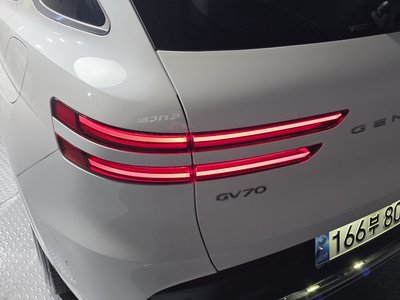 2025 Genesis GV70 photo 10