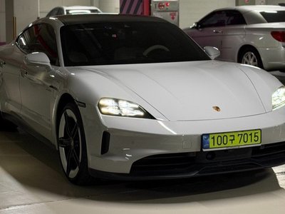 PORSCHE TAYCAN - 1