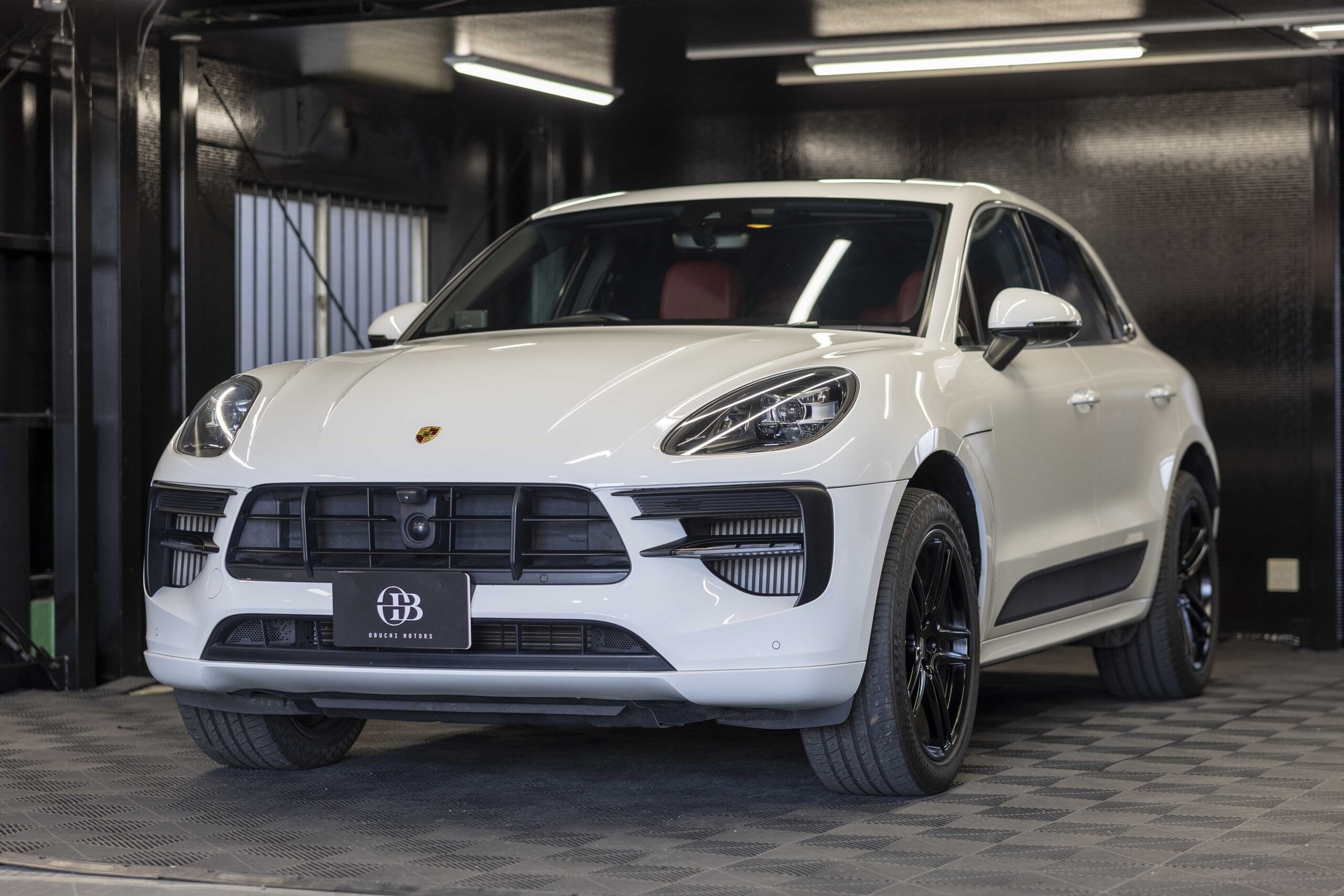 PORSCHE MACAN - View 1