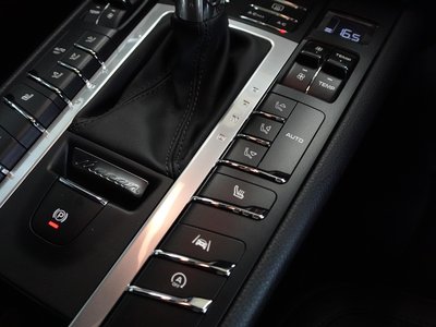 2021 Porsche MACAN thumbnail 39