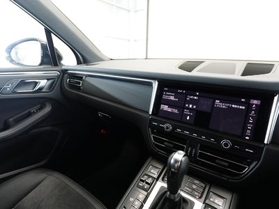 2021 Porsche MACAN thumbnail 22