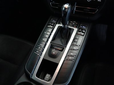 2021 Porsche MACAN thumbnail 36