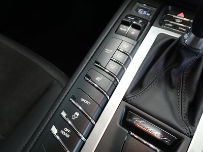 2021 Porsche MACAN thumbnail 38