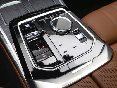 2025 BMW 7 SERIES photo 9