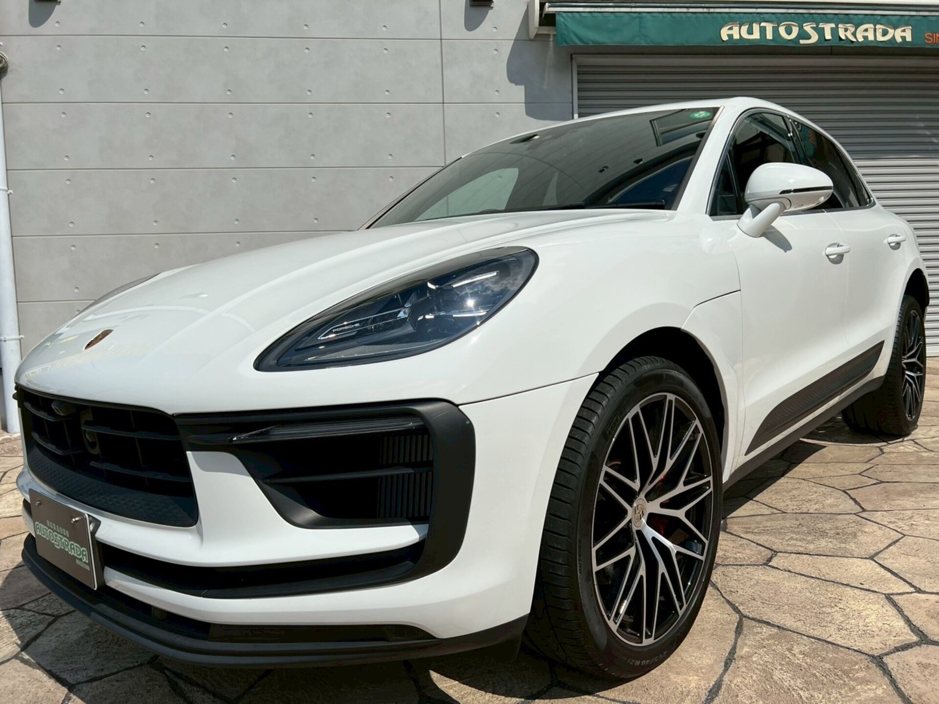PORSCHE MACAN - View 1