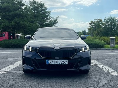 2025 BMW 5 SERIES 照片 2