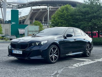 2025 BMW 5 SERIES 照片 1