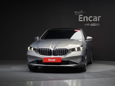 2025 BMW 5 SERIES 照片 2