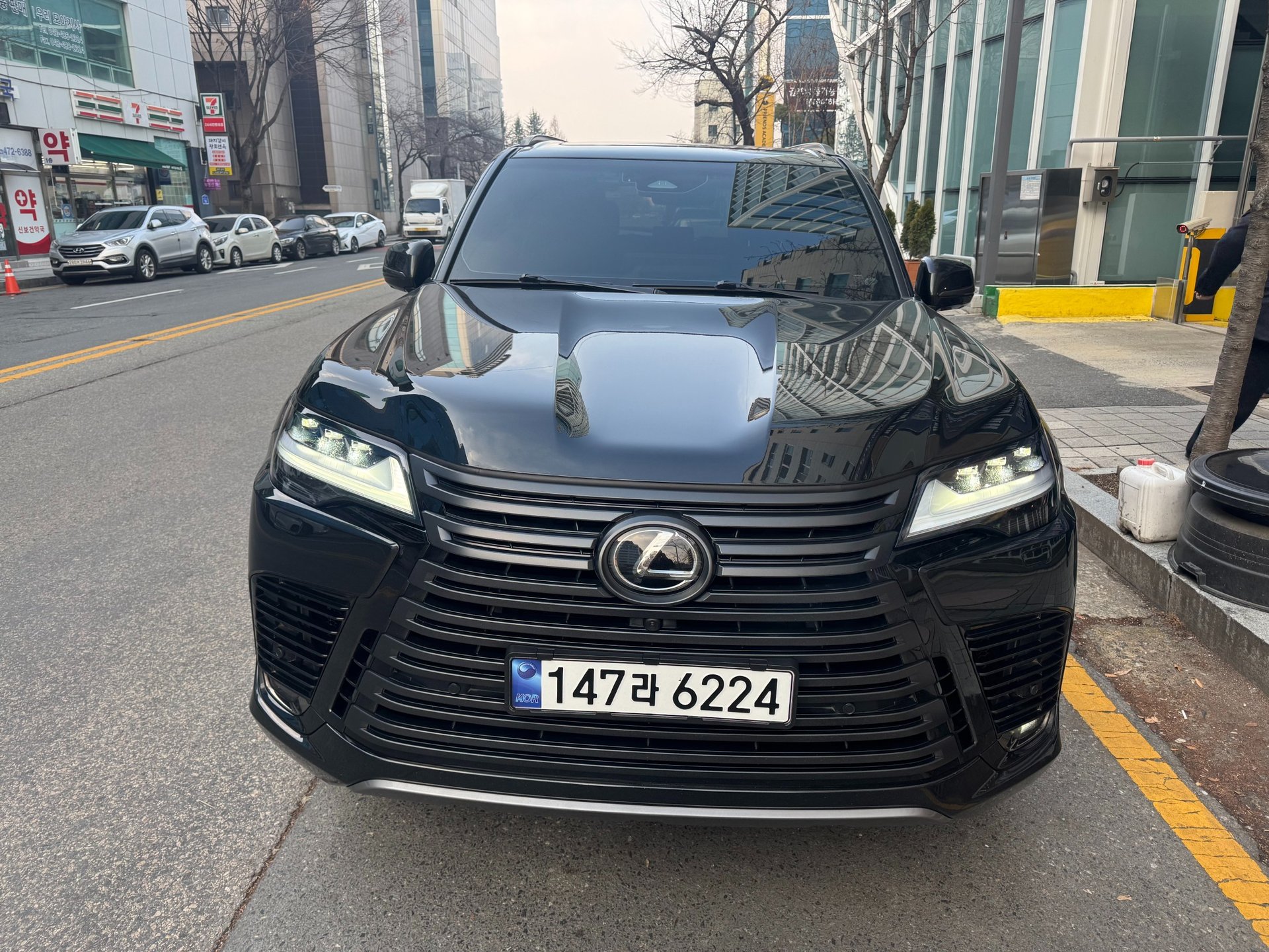 LEXUS LX - View 1