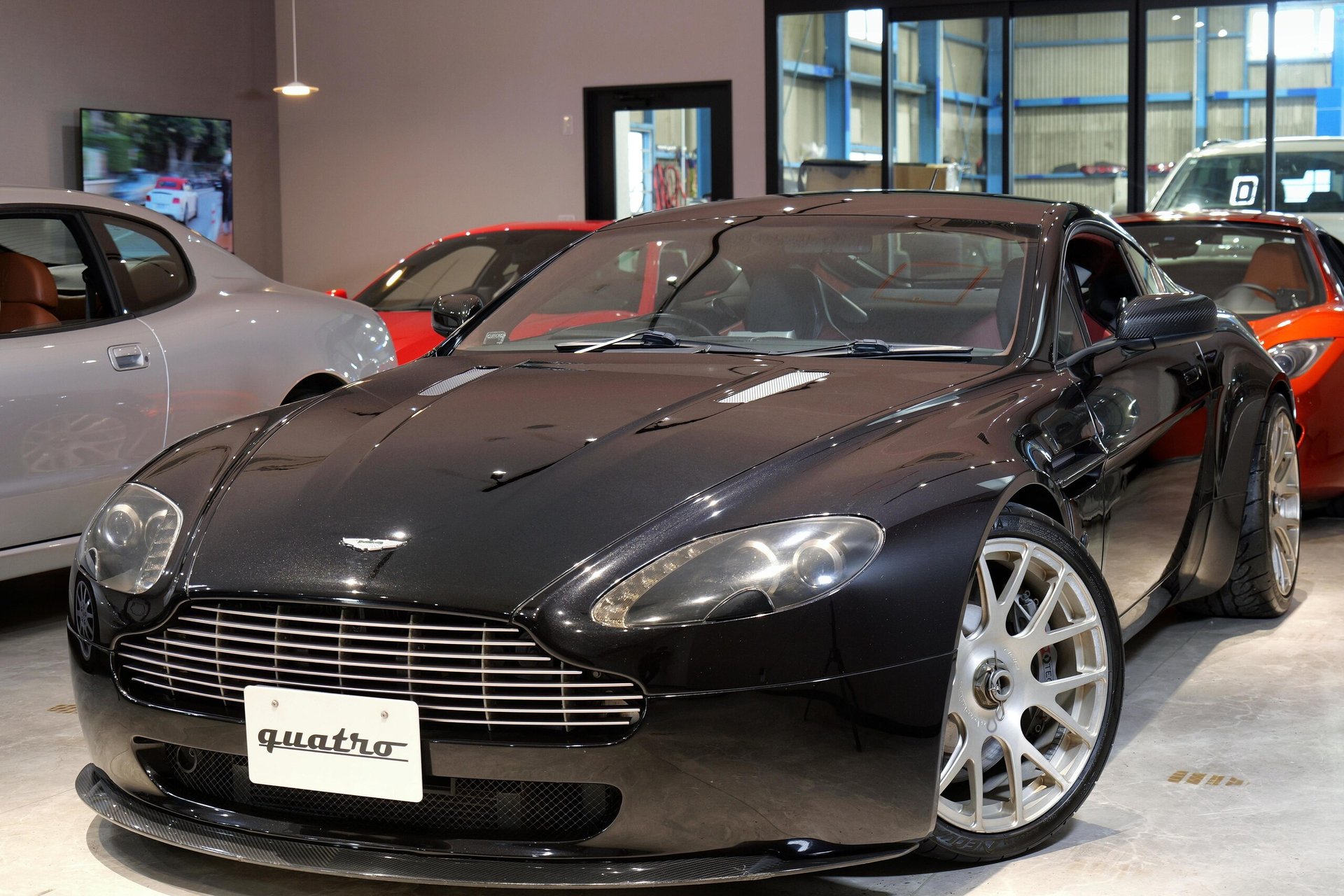 ASTON MARTIN V8 - View 1