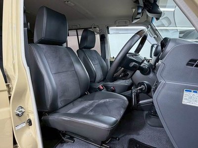 TOYOTA LAND CRUISER 70 - 5