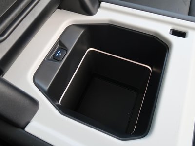 LAND ROVER DEFENDER - 8