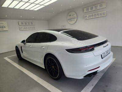 PORSCHE PANAMERA - 3