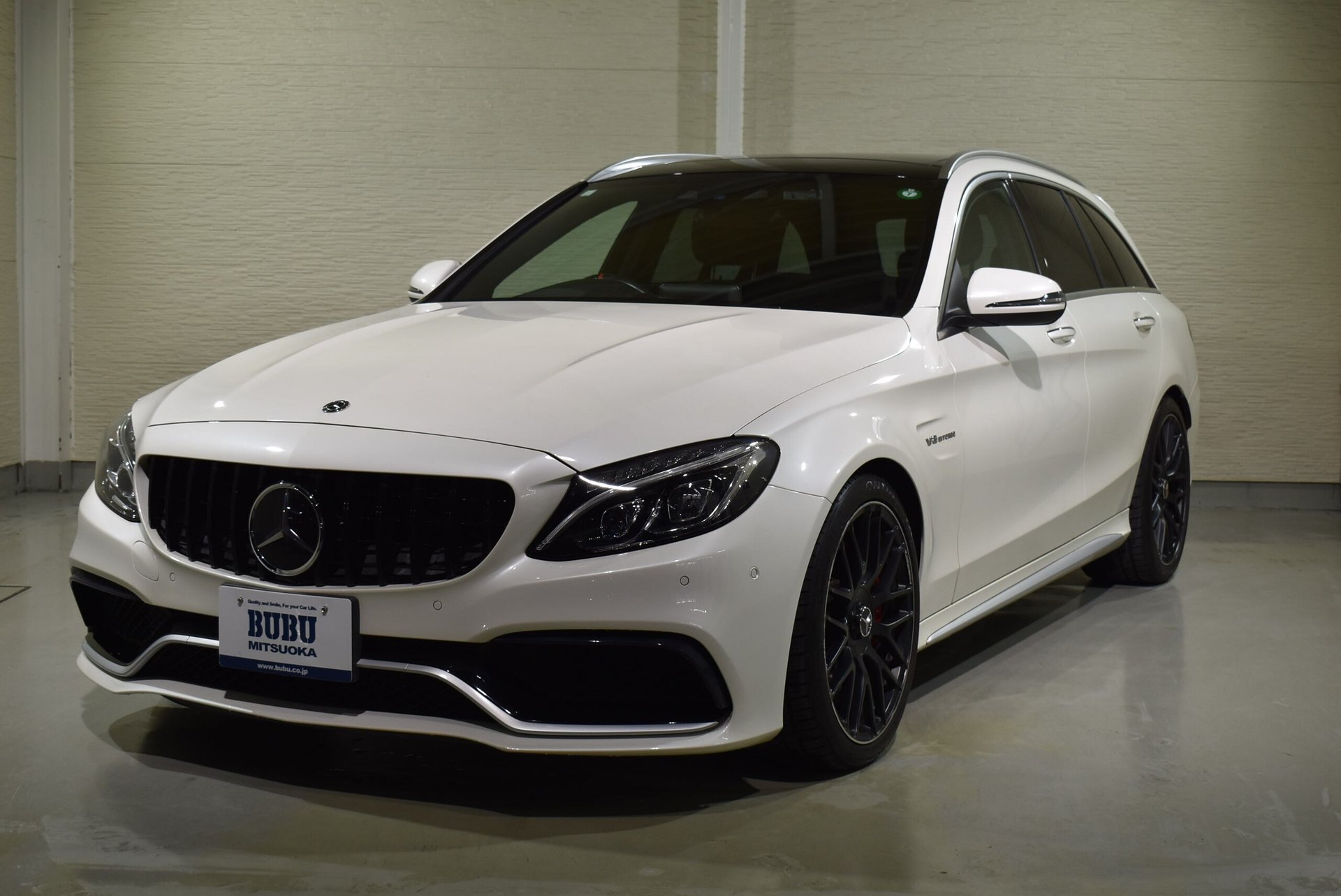 MERCEDES-BENZ C-CLASS WAGON AMG - View 1