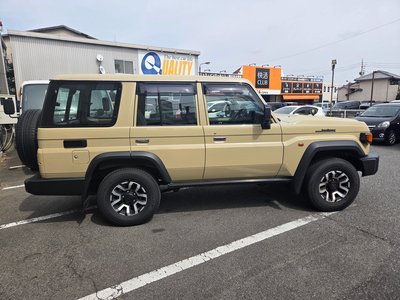 TOYOTA LAND CRUISER 70 - 8