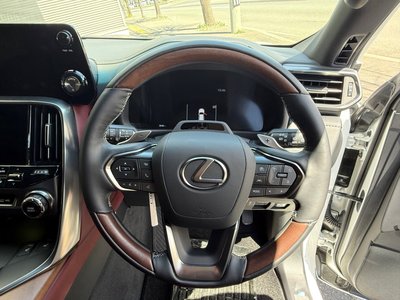 2025 Lexus LX — миниатюра 32