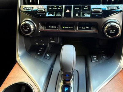 2025 Lexus LX — миниатюра 28