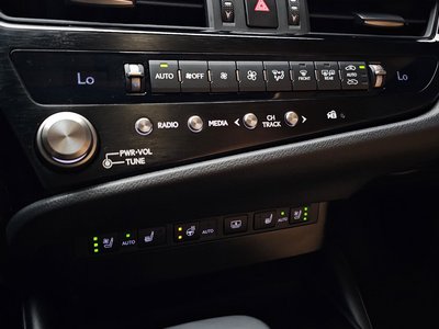 2025 Lexus ES — миниатюра 17